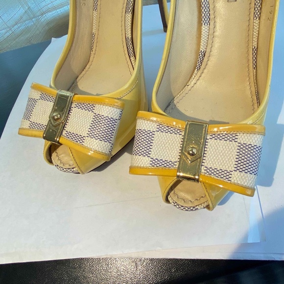 LOUIS VUITTON AZUR DAMIER PAT LEATHER OPEN-TOE PUMPS HEELS LT YELLOW/CREAM 36-6 - Picture 2 of 11